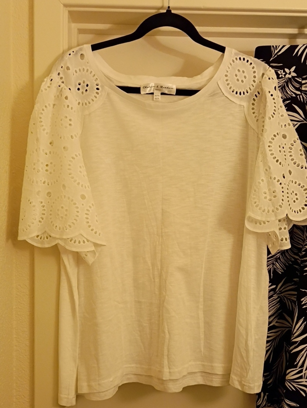Chelsea & Theodore White Cotton & Modal Top Bundled With Black & White Capris - Picture 2 of 11